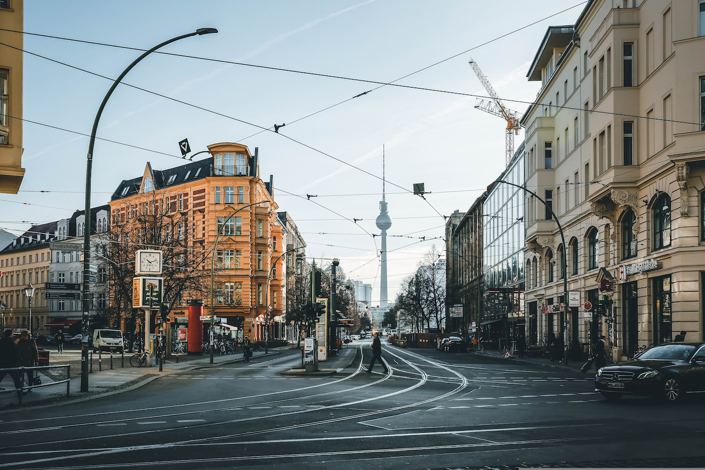 Belebte Straße in Berlin mit Blick auf den Fernsehturm