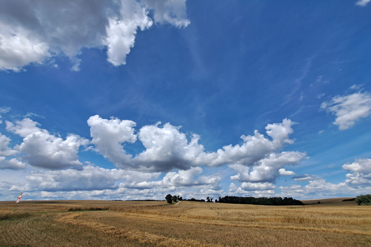 Ein weiter Himmel über einem Feld in der Uckermark